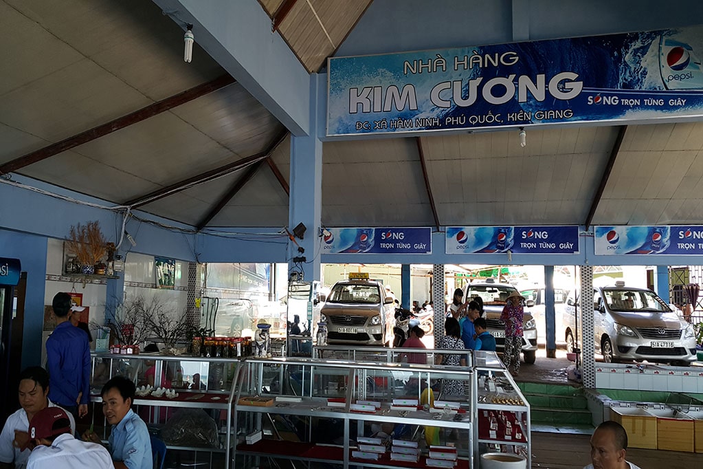 Nhà hàng Kim Cương Phú Quốc - Địa điểm thu hút nhiều khách du lịch đến làng chào Hàm Ninh Phú Quốc